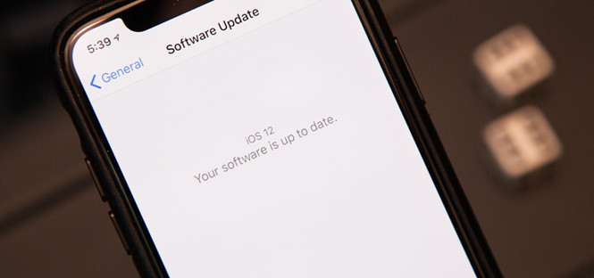 Gói cập nhật của iOS 12 có dung lượng gần 2 GB. Ảnh: AFP