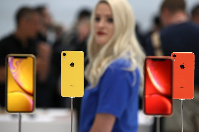 Trong cùng tầm tiền, iPhone Xr sẽ đáng giá hơn “đàn anh” năm 2017. Ảnh: AFP