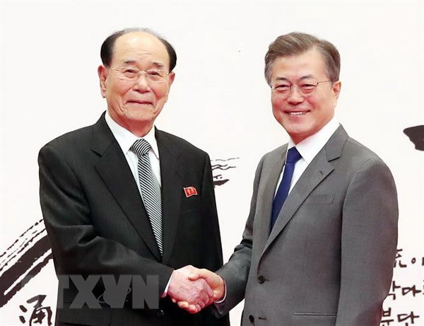 Chủ tịch Quốc hội Triều Tiên Kim Yong-nam (trái) và Tổng thống Hàn Quốc Moon Jae-in tại Nhà Xanh ngày 10/2. (Nguồn: Yonhap/TTXVN)
