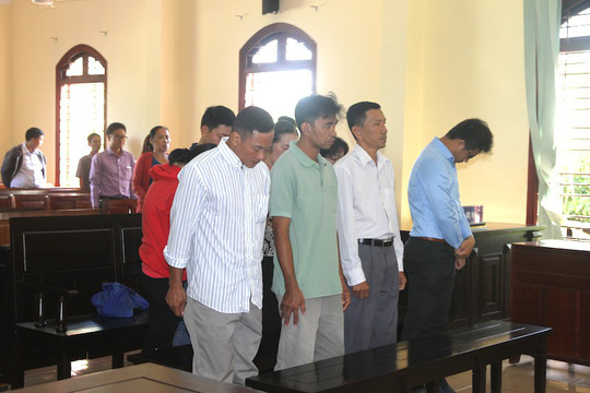 Hai cựu cán bộ ngân hàng dính đến 2 "đại án" kinh tế chấn động miền Tây Các bị cáo nghe tòa tuyên án vào sáng nay