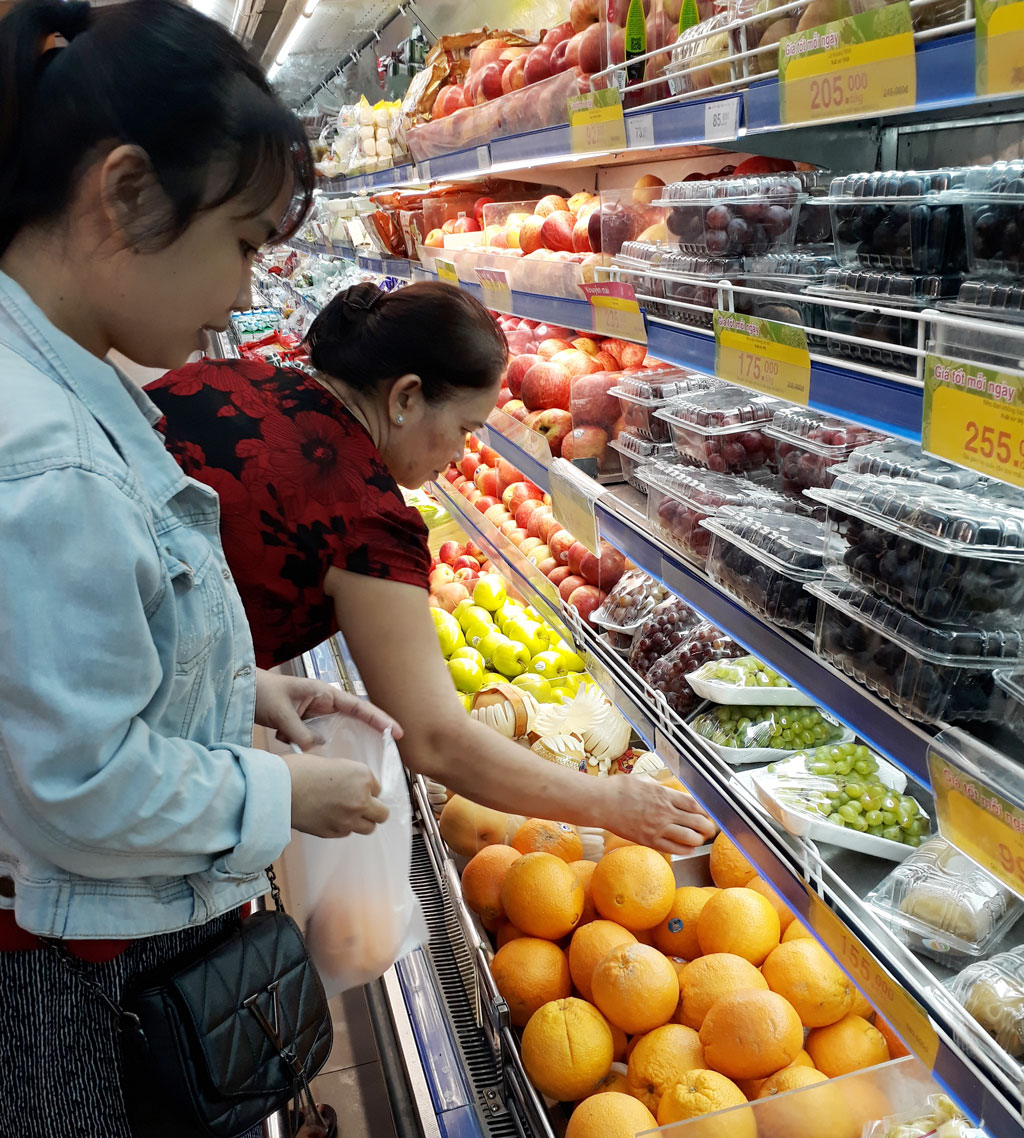 Người tiêu dùng xem thông tin từ tem, nhãn trên sản phẩm rau, củ, quả tại siêu thị