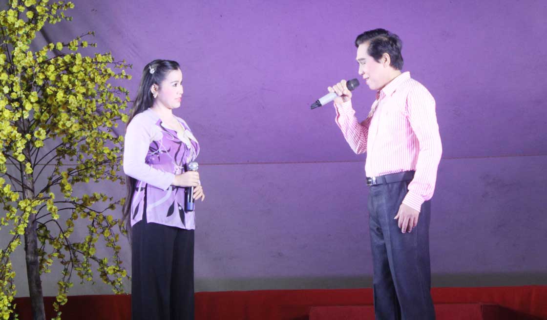 Nghệ sĩ Kim Ngà  trên sân khấu biểu diễn phục vụ người dân