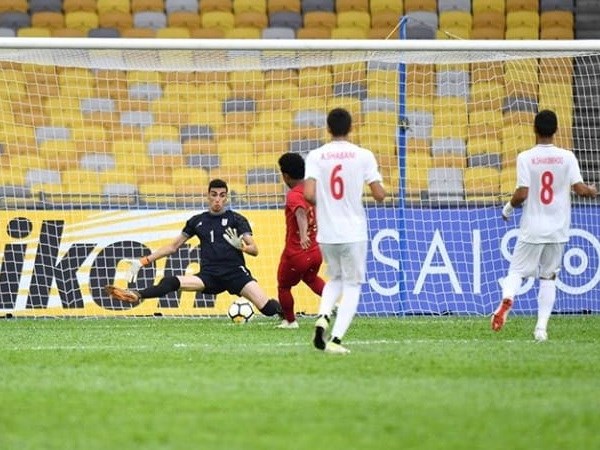 U16 Indonesia (áo đỏ) khiến U16 Iran nhận thất bại.