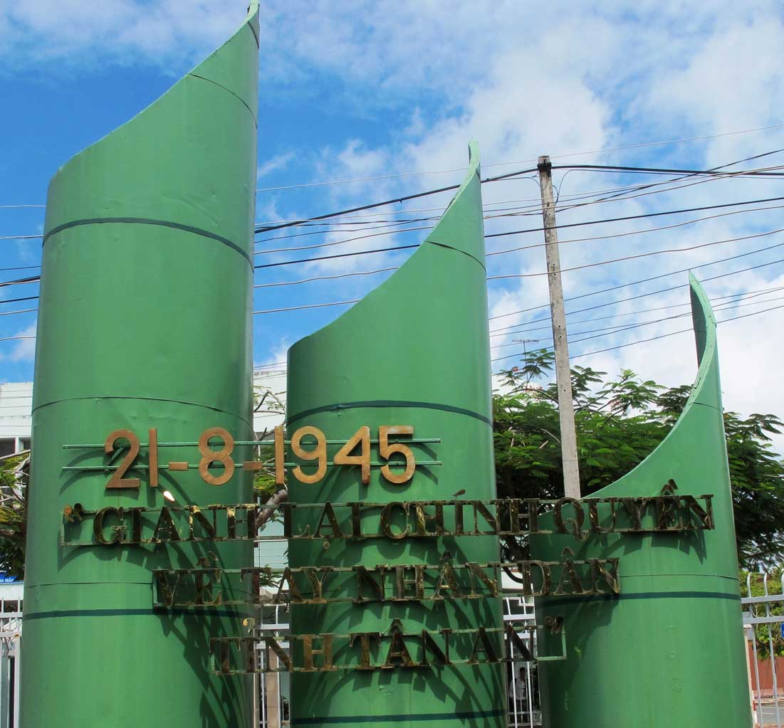 Hai ba tháng chín, nhớ gậy tầm vông! Biểu tượng 3 ngọn tầm vông vạt nhọn còn lưu giữ tại Tân An cho đến ngày nay