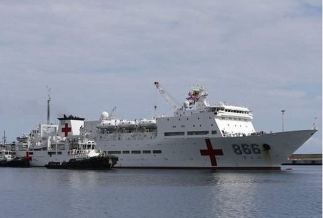 Tàu bệnh viện hải quân Trung Quốc mang tên Peace Ark. (Nguồn: AP)