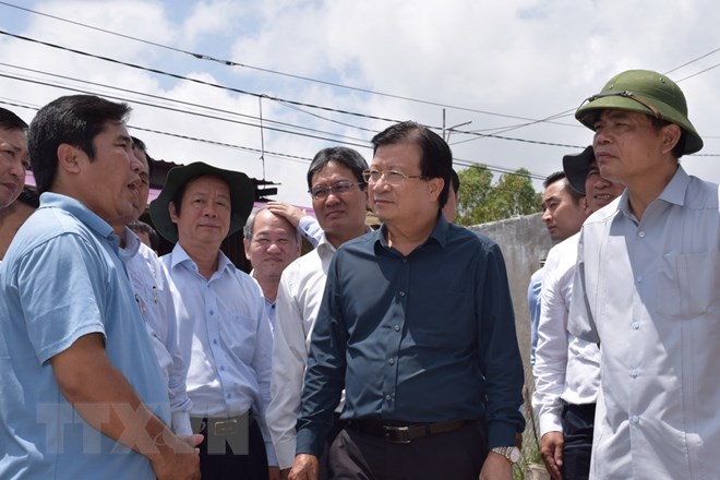 Phó Thủ tướng Trịnh Đình Dũng đến thăm chốt cứu hộ, cứu nạn tại xã Tân Hội, thị xã Hồng Ngự, tỉnh Đồng Tháp. (Ảnh: Chương Đài/TTXVN)