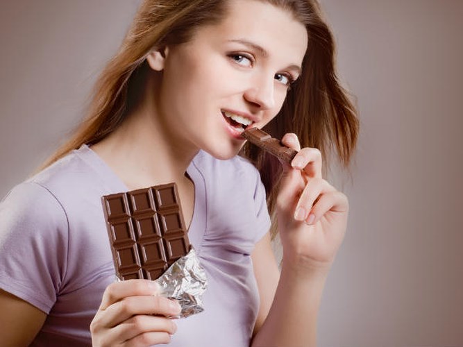 Ngoài sôcôla không đường, ăn các loại sôcôla khác hàng ngày có thể gây ra một số vấn đề về sức khỏe, bao gồm cả táo bón