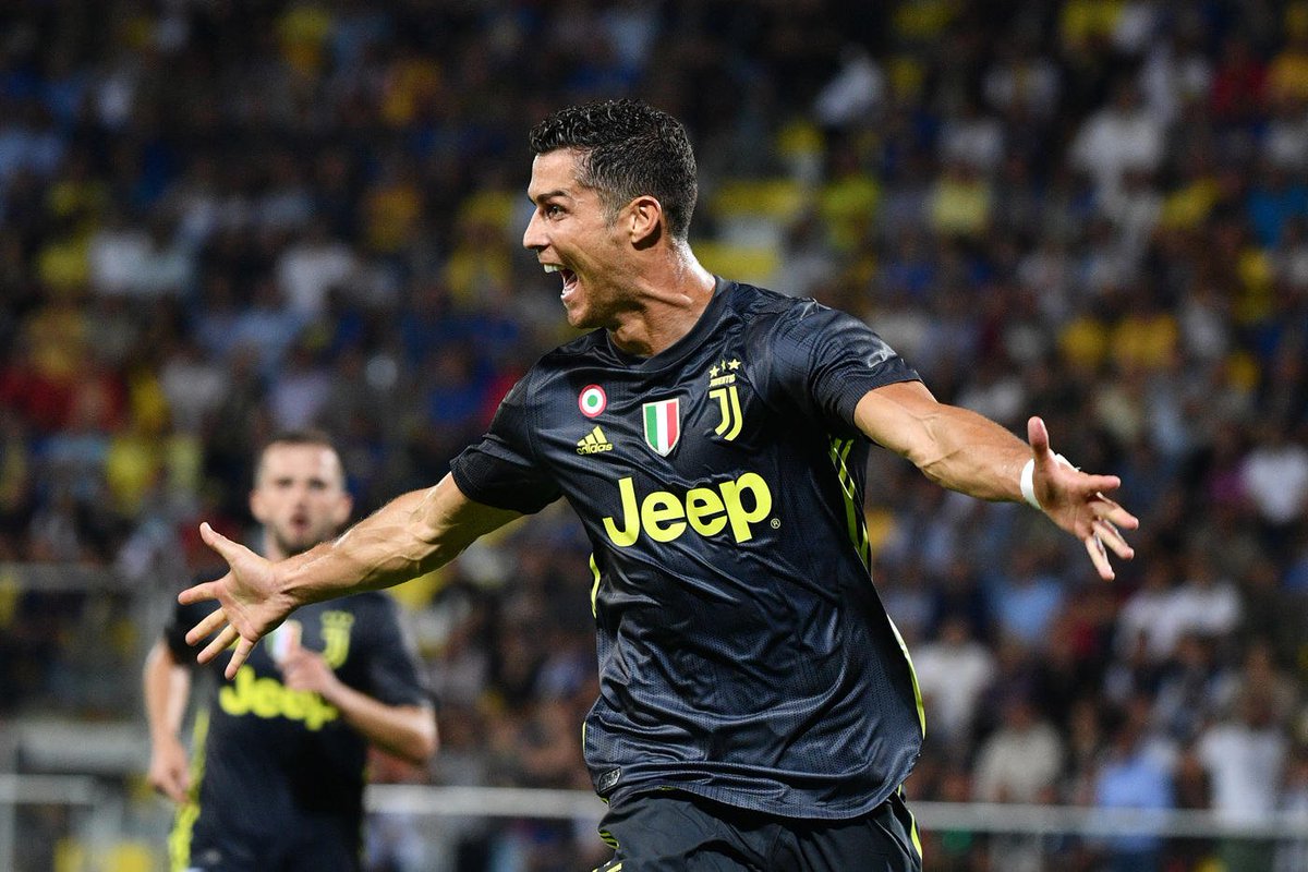 Ronaldo trút giận vào lưới Frosisone sau thẻ đỏ ở Champions League