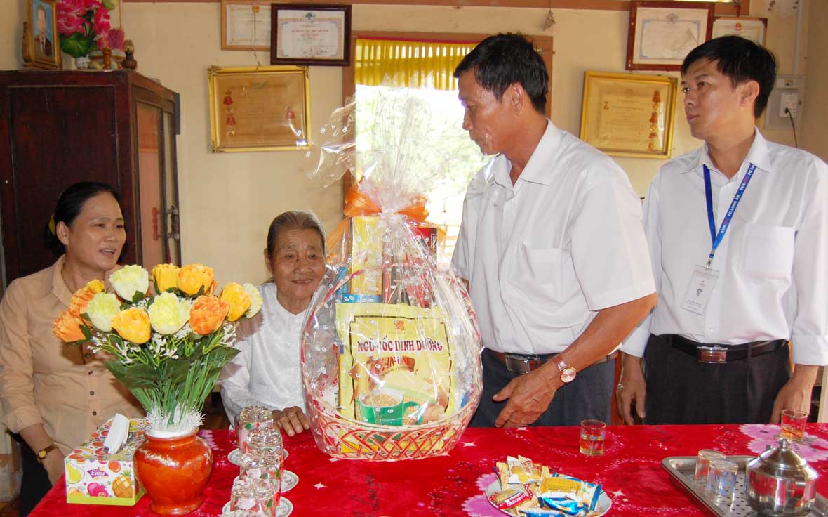 Ông Nguyễn Văn Hữu (thứ 2 trái qua) thăm Mẹ Việt Nam Anh hùng