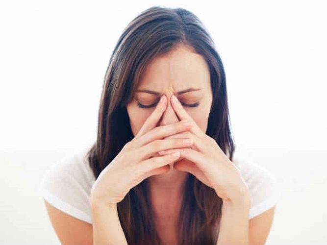 Khi điều này xảy ra, tuyến nước mắt của bạn sẽ sản xuất và giải phóng nhiều nước mắt hơn những gì được gọi là phản xạ tiết nước mắt