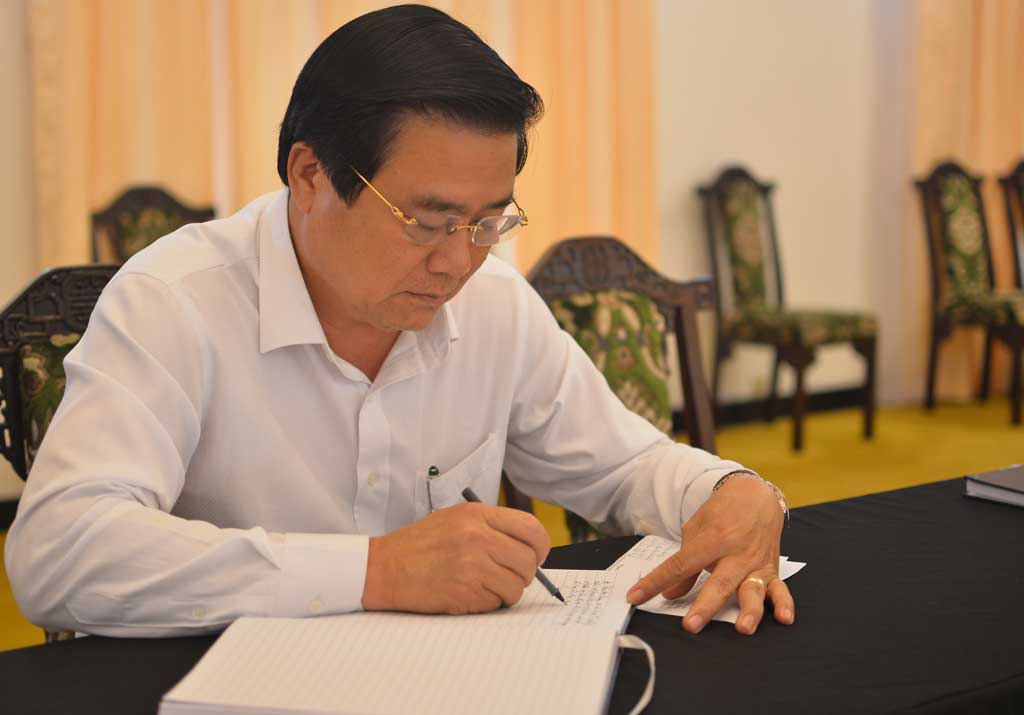Bí thư Tỉnh ủy, Chủ tịch HĐND tỉnh - Phạm Văn Rạnh ghi sổ tang