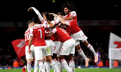 Welbeck tỏa sáng, Arsenal thẳng tiến tại Cúp Liên Đoàn