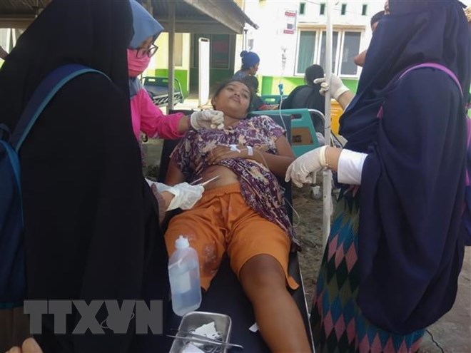Chuyển nạn nhân bị thương sau động đất mạnh 7,5 độ Richter tại Donggala, tỉnh Trung Sulawesi ngày 28/9/2018. (Ảnh: AFP/TTXVN)