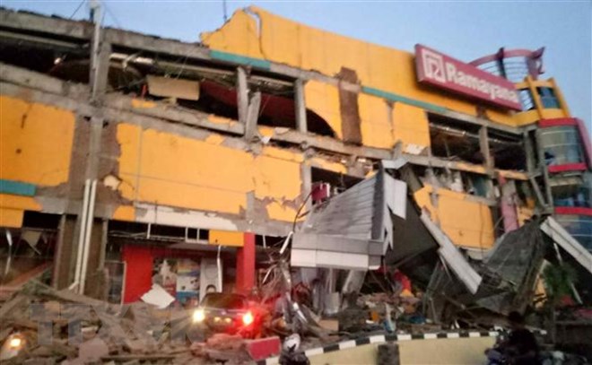 Một trung tâm thương mại bị sập sau động đất tại Palu, tỉnh Trung Sulawesi, Indonesia ngày 28/9/2018. (Ảnh: AFP/TTXVN)