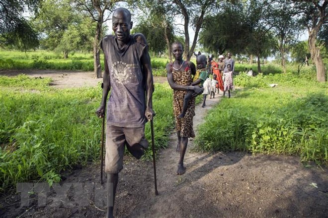 Người dân Nam Sudan sơ tán tới khu vực Padding, Jonglei sau khi phải rời bỏ nhà cửa tránh xung đột ngày 4/7/2017. (Ảnh: AFP/TTXVN)