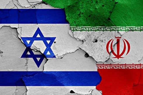 Cờ Israel (trái) và cờ Iran (phải). Ảnh: Conversation