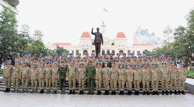 Cán bộ, chiến sỹ, nhân viên Bệnh viện dã chiến 2 số 1 tại Bến Nhà Rồng trước ngày lên đường tham gia lực lượng gìn giữ hòa bình Liên hợp quốc tại Nam Sudan. (Ảnh: Xuân Khu/TTXVN)