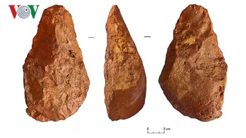 Rìu tay bằng đá được tìm thấy tại khai quật khảo cổ học tại di tích sơ kỳ Đá cũ ở thị xã An Khê, tỉnh Gia Lai
