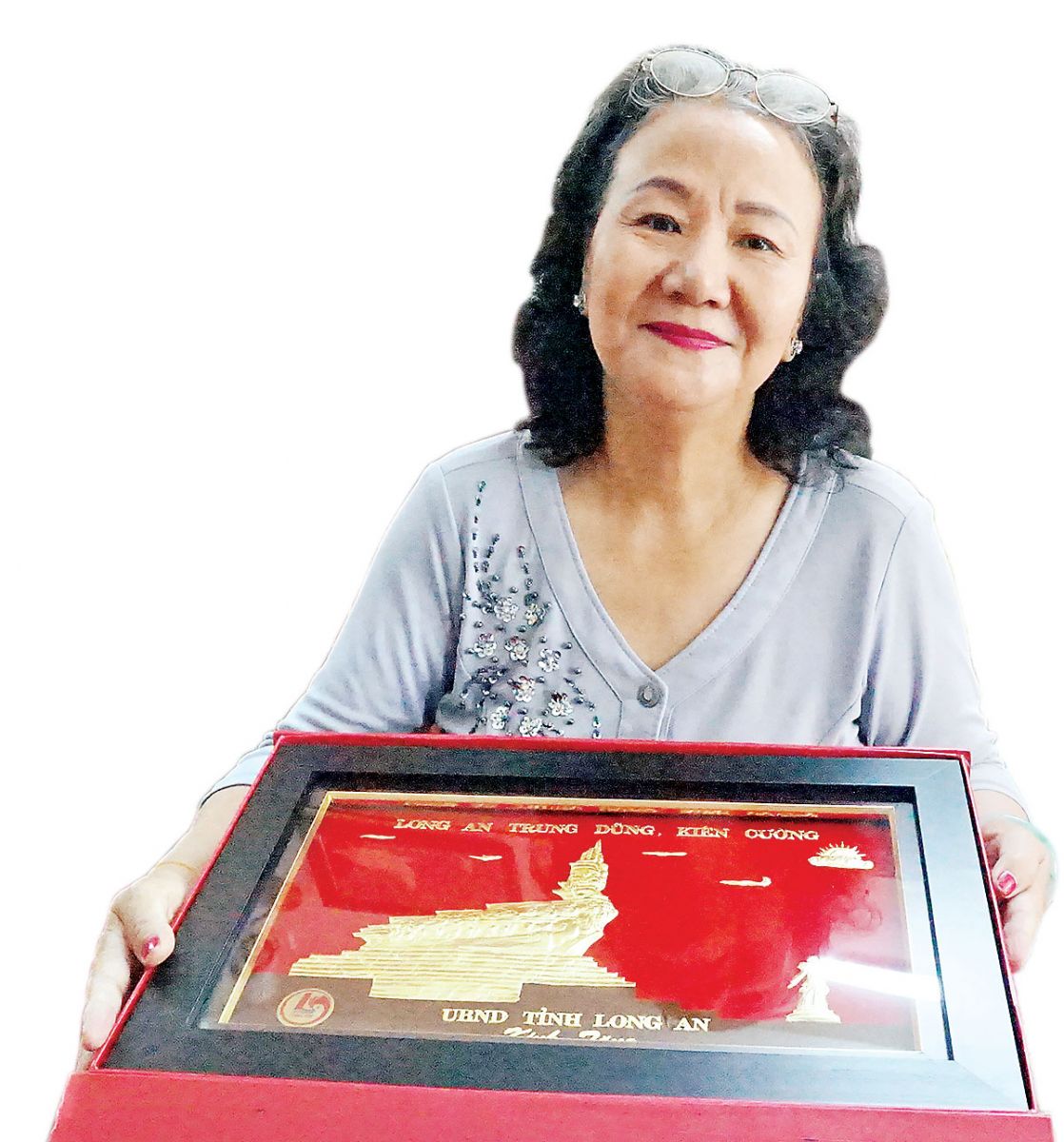 Bà Bùi Thị Bảy tự hào khi những đóng góp của con gái bà được UBND tỉnh ghi nhận