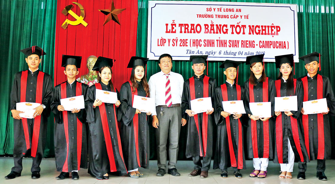 Các du học sinh Campuchia nhận bằng tốt nghiệp ngành Y sĩ