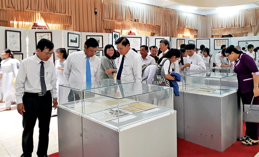 Cán bộ và nhân dân huyện Tân Trụ tham quan triển lãm