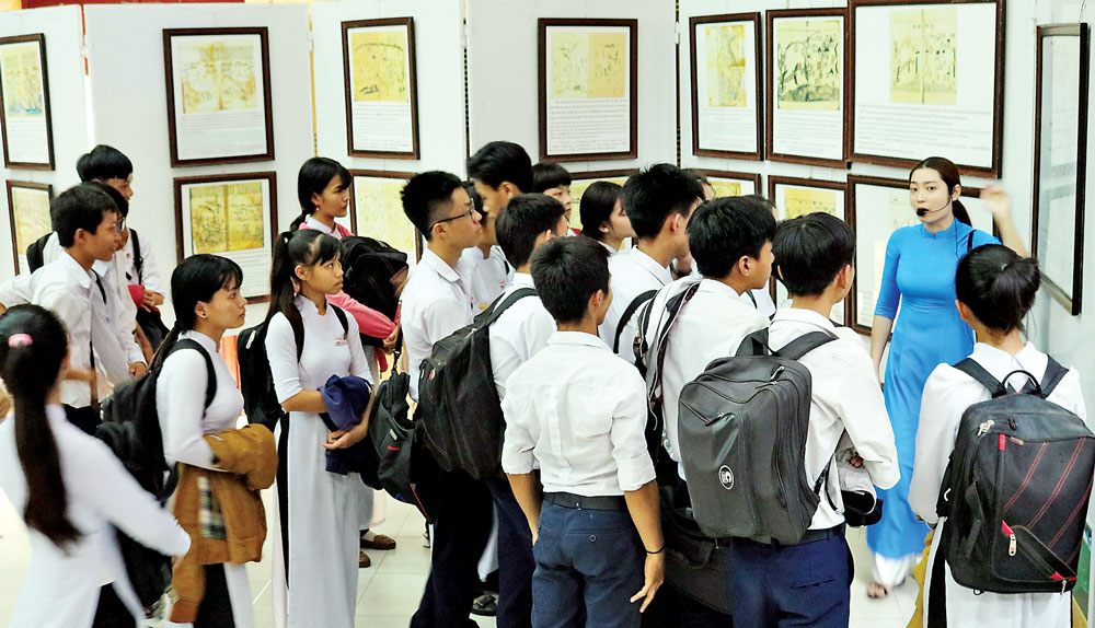 Học sinh huyện Thạnh Hóa lắng nghe giới thiệu về Hoàng Sa, Trường Sa