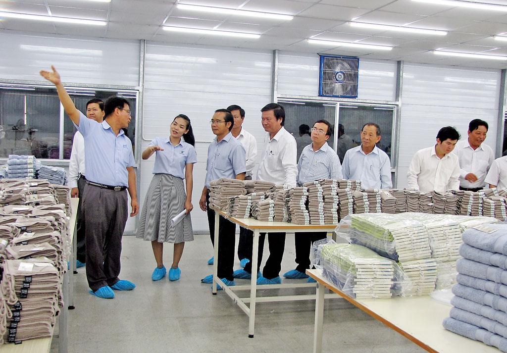 Phó Chủ tịch UBND tỉnh - Nguyễn Văn Được (thứ 3, trái qua) cùng lãnh đạo một số sở thăm Công ty Cổ phần Songwol Vina (Khu công nghiệp Tân Đức). Ảnh: Mai Hương