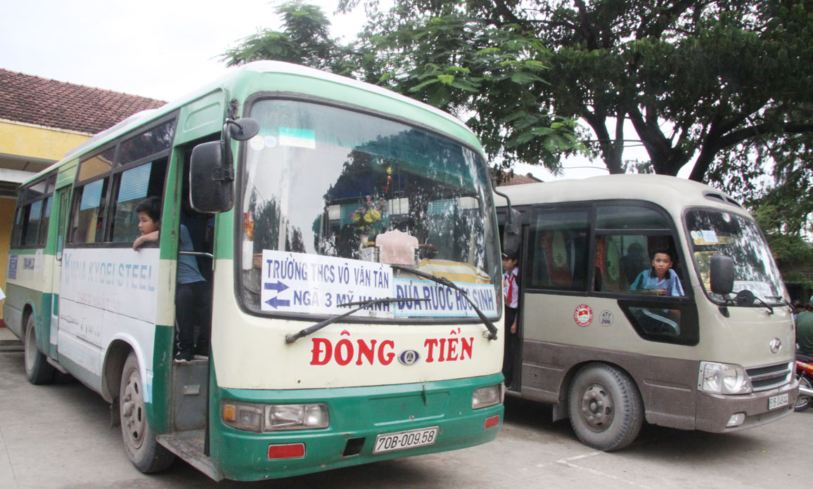 Trường THCS Võ Văn Tần phối hợp tổ chức 2 chuyến xe đưa đón học sinh trong các buổi học, góp phần bảo đảm an toàn giao thông cho học sinh