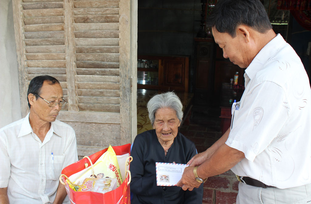 Trao quà cho người cao tuổi nhân Tháng hành động Vì người cao tuổi Việt Nam năm 2018