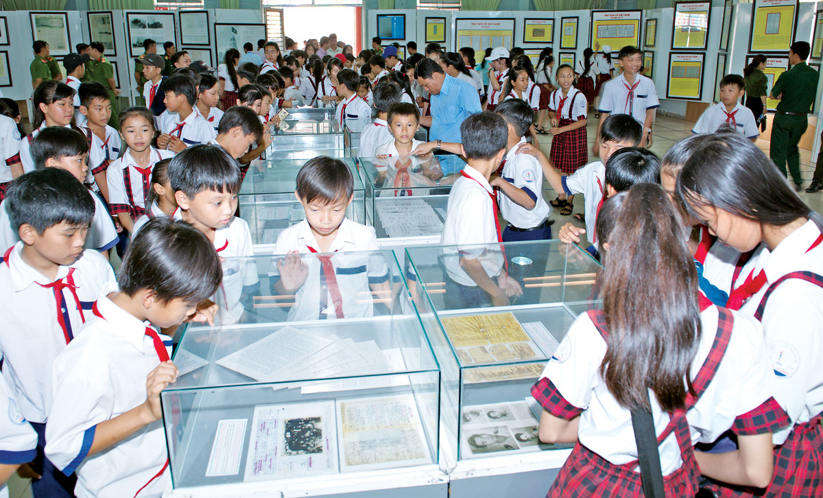Học sinh huyện Tân Hưng thích thú tìm hiểu về các hiện vật được trưng bày