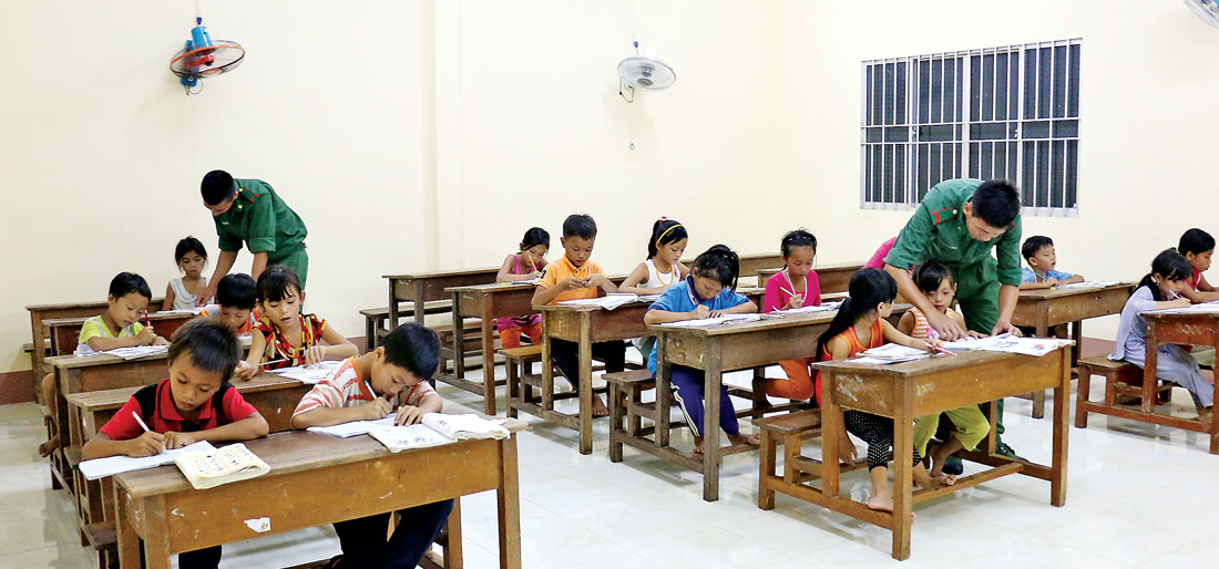 Lớp học tình thương nơi biên giới Đều đặn gần 6 năm qua, mỗi tối từ thứ hai đến thứ bảy hàng tuần, chiến sĩ Đồn Biên phòng Tuyên Bình lại lên lớp giảng dạy các em tại lớp học tình thương