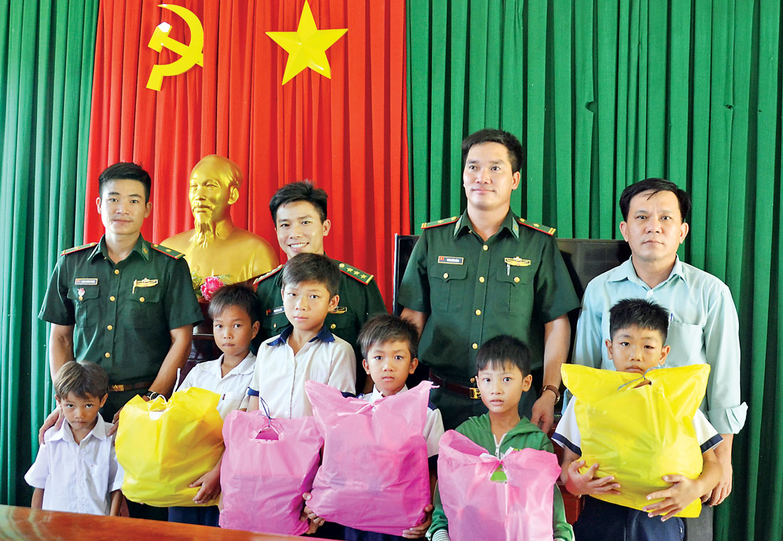 Bộ đội Biên phòng tặng quà, học bổng cho học sinh có hoàn cảnh khó khăn vùng biên giới