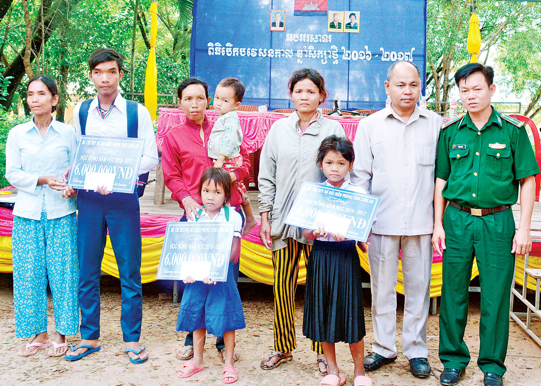Bộ đội Biên phòng trao tiền hỗ trợ từ chương trình “Nâng bước em tới trường” cho học sinh nghèo nước bạn Campuchia