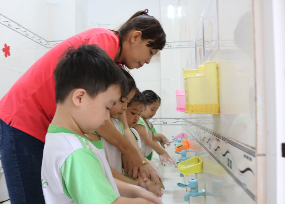 Hướng dẫn trẻ rửa tay bằng xà phòng đúng cách để phòng bệnh