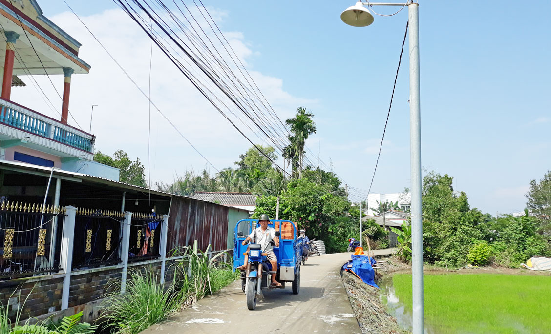 Hầu như đường quê nào ở xã Nhị Thành cũng có đèn thắp sáng