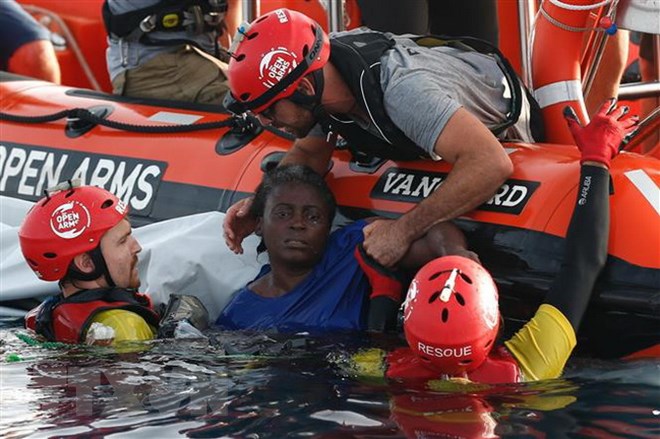 Lực lượng cứu hộ giải cứu người di cư gặp nạn trên Địa Trung Hải ở ngoài khơi bờ biển Libya ngày 17/7 vừa qua. (Ảnh: AFP/TTXVN)  Ít nhất 34 người di cư đã thiệt mạng trong một vụ đắm tàu ở Tây Địa Trung Hải.   Ông Joel Millman, người phát ngôn Tổ chức di cư quốc tế (IOM) cho biết: "Chiếc tàu chở 60 người trôi dạt từ ngày 30/9 vừa qua. Ít nhất 34 người đã chết đuối, có thể 26 người còn lại sống sót."  [Chính quyền Syria kêu gọi người dân tị nạn từ Liban trở về nước]  Theo Cao ủy Liên hợp quốc về người tị nạn (UNHCR), số người di cư qua tuyến đường Địa Trung Hải này đã giảm mạnh so với hồi đỉnh điểm năm 2015, song tỷ lệ người thiệt mạng lại gia tăng.  IOM cho biết ít nhất 1.730 người đã thiệt mạng khi thực hiện hành trình vượt Địa Trung Hải đầy nguy hiểm trong năm nay./.