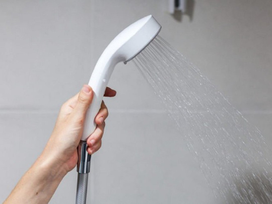 Tắm vòi sen bằng nước lạnh có thể gây sốt nặng hơn