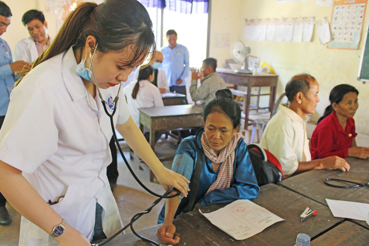 Đoàn viên, thanh niên khám bệnh cho người nghèo Campuchia