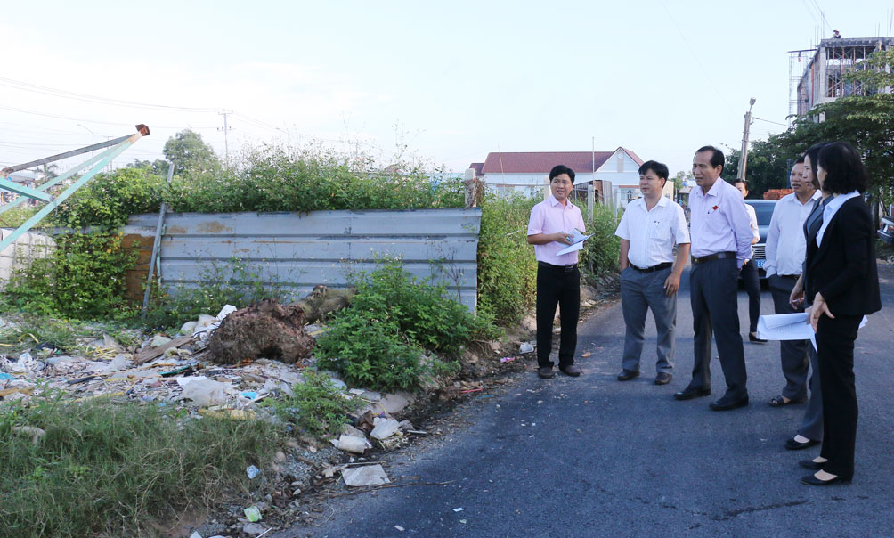 Rác thải vứt bừa bãi tại các đường chính dẫn vào Khu tái định cư Hải Sơn, xã Đức Hòa Hạ