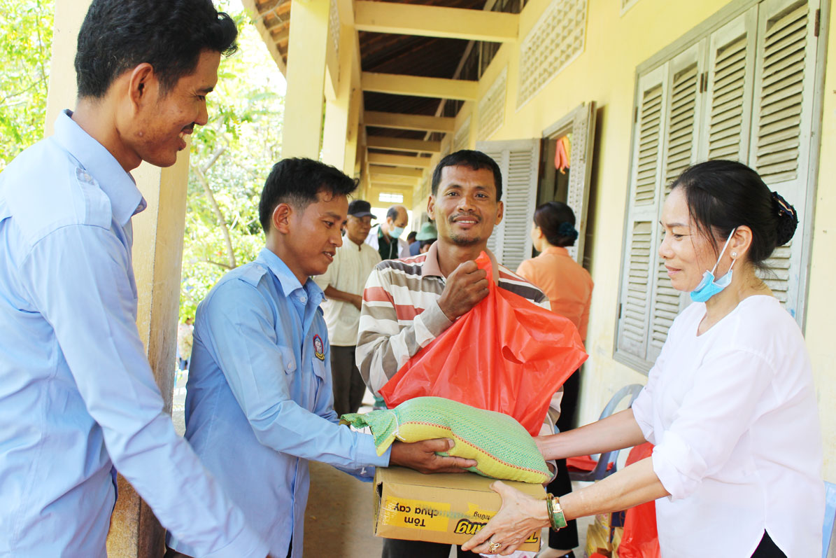 Tặng quà cho hộ nghèo Campuchia
