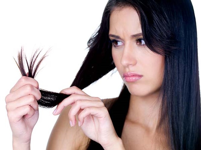 Ngọn tóc khô xơ hấp thụ màu nhuộm rất nhanh, bởi vậy khi thoa thuốc nhuộm bạn cần đảm bảo rằng bạn đã chừa ra phần ngọn tóc