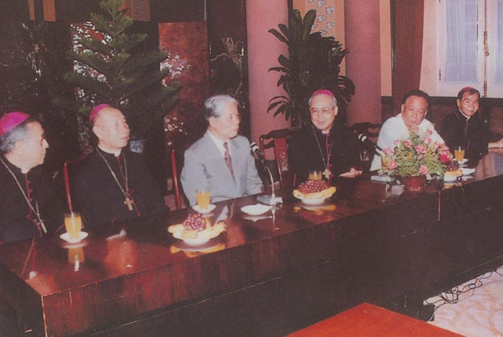 Đồng chí Đỗ Mười tiếp các vị trong Hội đồng Giám mục Việt Nam, ngày 12 tháng 3 năm 1995.