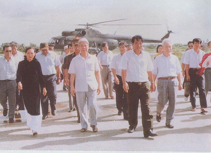 Đồng chí Đỗ Mười, đồng chí Đào Duy Tùng thăm và làm việc tại tỉnh Minh Hải, năm 1993.