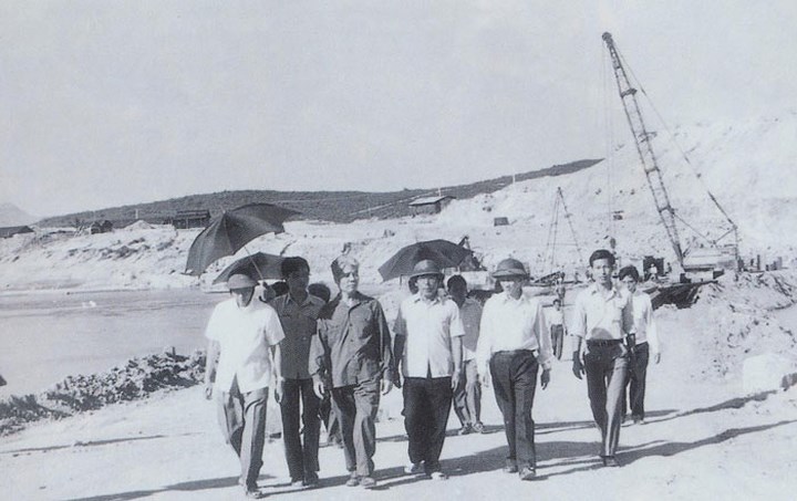 Đồng chí Đỗ Mười khảo sát công trình thủy lợi Thạch Nham, tháng 2 năm 1987.