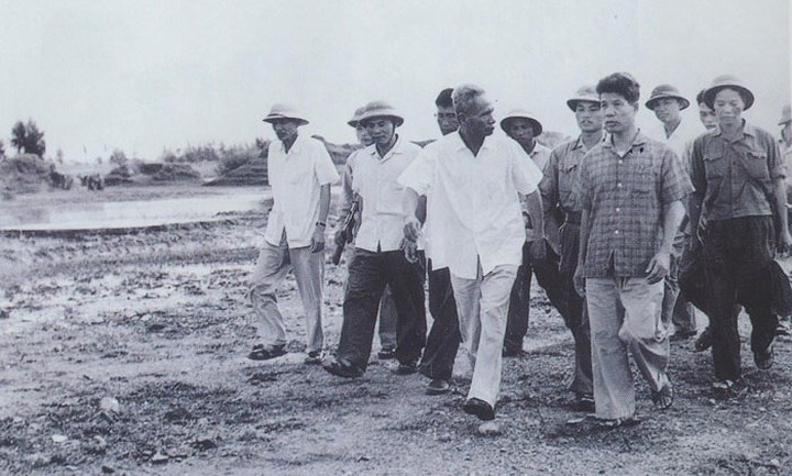 Đồng chí Phạm Văn Đồng và Đỗ Mười chỉ đạo chống lụt tại Hải Dương, tháng 8 năm 1971.