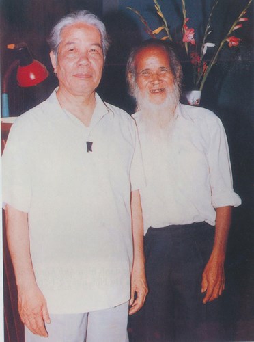 Đồng chí Đỗ Mười và Anh hùng Đinh Núp chụp ảnh lưu niệm trong chuyến thăm Tây Nguyên, tháng 5 năm 1992.