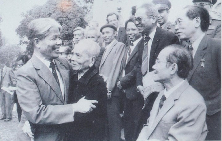 Đồng chí Đỗ Mười với đại biểu các Nhà giáo nhân dân và Nhà giáo ưu tú nhân Ngày nhà giáo Việt Nam 20-11, ngày 19 tháng 11 năm 1988.