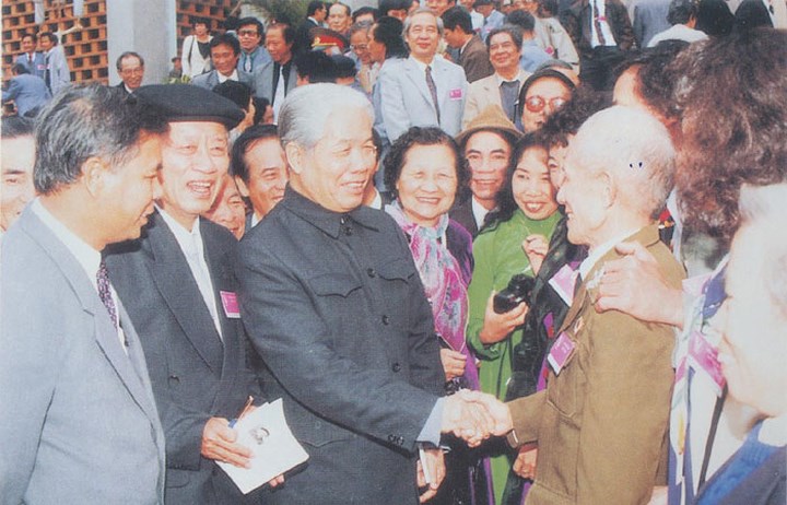 Đồng chí Đỗ Mười gặp mặt thân mật các văn nghệ sĩ, ngày 12 tháng 3 năm 1995.