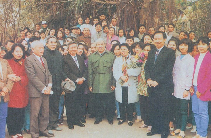 Đồng chí Đỗ Mười thăm Công ty in Tiến Bộ, Hà Nội ngày 4 tháng 2 năm 1995.