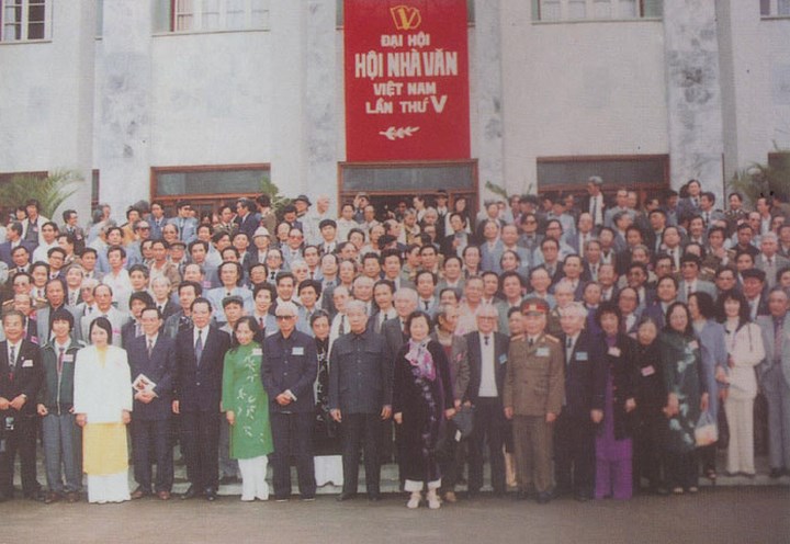 Các đồng chí Phạm Văn Đồng, Đỗ Mười, Võ Nguyên Giáp cùng các đồng chí lãnh đạo Đảng, Nhà nước với các đại biểu dự buổi khai mạc Đại hội Hội nhà văn Việt Nam lần thứ V, ngày 12 tháng 3 năm 1995